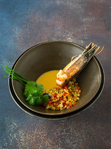Reuze gamba’s, currysaus op Thaise wijze, brunoise van groenten