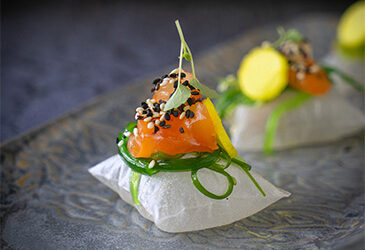 Rijstpapier kussentjes met zalm, yuzugel, wakame en groene appel