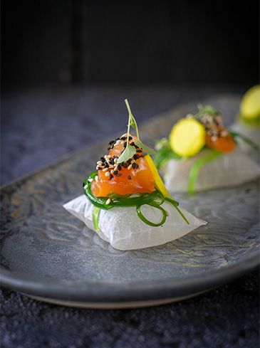 Rijstpapier kussentjes met zalm, yuzugel, wakame en groene appel