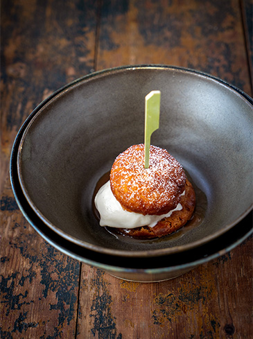 Fried bun, karamel en tonka roomijs