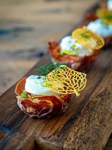 Parmaham cups met tomatensalade & burrata